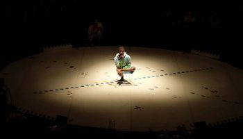 Avec 23 Fragments de ces derniers jours, Maroussia Diaz Verbèke tente de saisir les palpitations de l’intime et les mouvements de l’Histoire en un seul geste circographique - Critique sortie Cirque