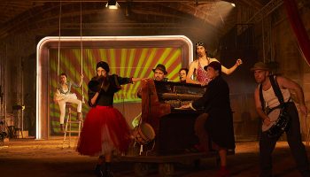 28 i mig, une fresque théâtrale et musicale de la compagnie catalane La Perla 29. Conception et mise en scène Oriol Broggi. - Critique sortie Théâtre Paris Théâtre de la Colline