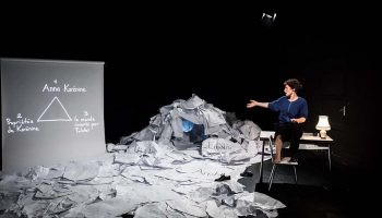 Je suis une fille sans histoire, conférence décalée, érudite et drôle d’Alice Zeniter - Critique sortie Théâtre Paris Théâtre du Rond-Point