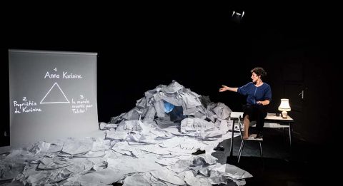 Je suis une fille sans histoire, conférence décalée, érudite et drôle d&rsquo;Alice Zeniter - Critique sortie Théâtre Paris Théâtre du Rond-Point