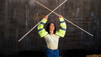À voix et à mains nues, un rite et une construction de Jeanne Brouaye - Critique sortie  Paris Atelier de Paris