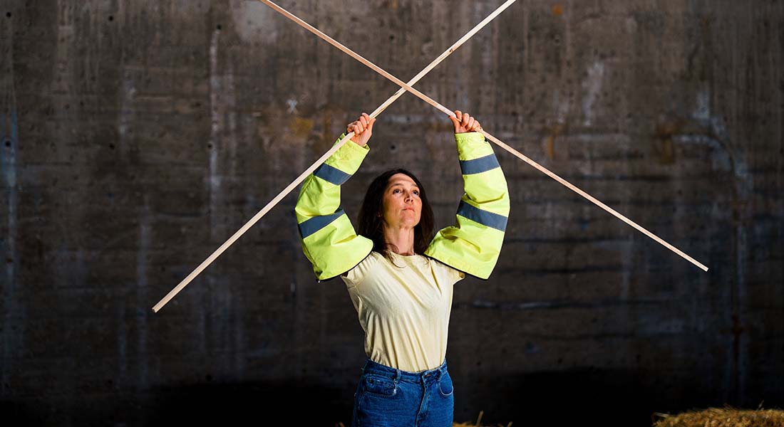 À voix et à mains nues, un rite et une construction de Jeanne Brouaye - Critique sortie  Paris Atelier de Paris