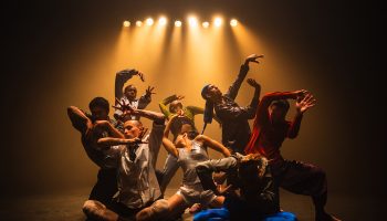 Hofesh Shechter revient avec « Contemporary Dance 2.0 », une création percutante ! - Critique sortie Danse Paris Théâtre des Abbesses