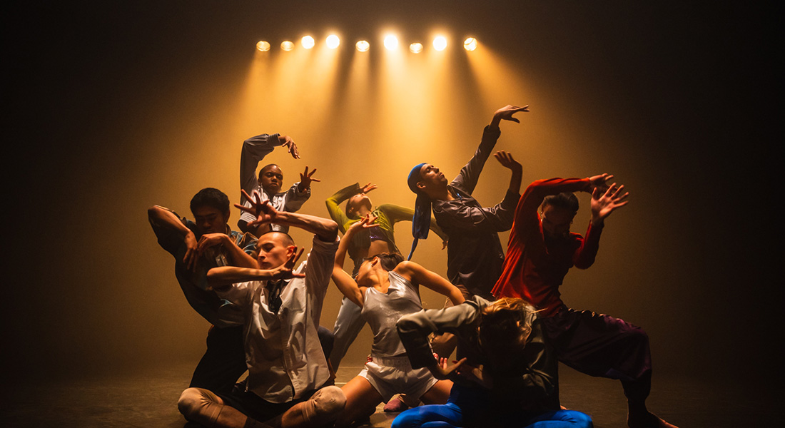 Hofesh Shechter revient avec « Contemporary Dance 2.0 », une création percutante ! - Critique sortie Danse Paris Théâtre des Abbesses