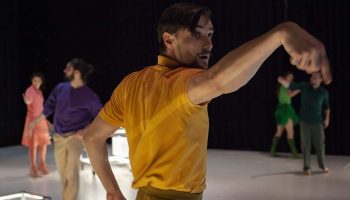 Joy Enjoy Joy, spectacle multimedia d’Ann Van den Broek - Critique sortie  Paris Théâtre de l’Aquarium