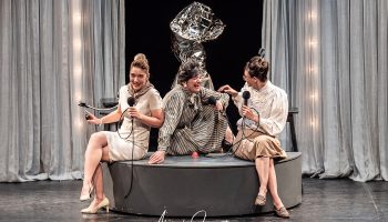 Les Petites Rapporteuses de Pierre Dac, spectacle ludique et sympathique mis en scène par Léonie Pingeot - Critique sortie Théâtre Paris Théâtre Le Lucernaire