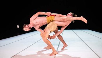 Alexander Vantournhout œuvre à dévoiler le meilleur d&rsquo;une humanité mêlée avec son duo brillant Through the grapevine - Critique sortie Théâtre Paris Théâtre de la Cité Internationale