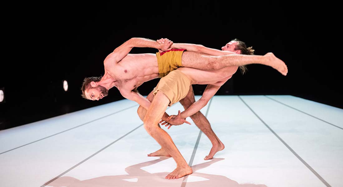 Alexander Vantournhout œuvre à dévoiler le meilleur d’une humanité mêlée avec son duo brillant Through the grapevine - Critique sortie Théâtre Paris Théâtre de la Cité Internationale