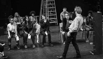 Donnez-moi une raison de vous croire : une épopée musicale « absurde et abrasive ». - Critique sortie Théâtre Montreuil Nouveau Théâtre de Montreuil salle Maria Casarès