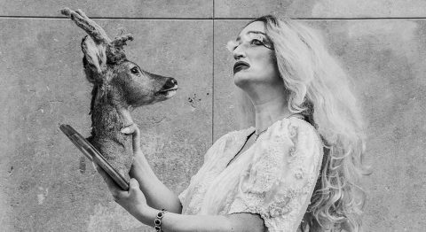 Le Chevreuil et Dalida : Clémence Caillouel raconte la mélancolie et le mal-être d’une personne adulée - Critique sortie Avignon / 2022 Avignon Avignon Off. Théâtre Arthéphile