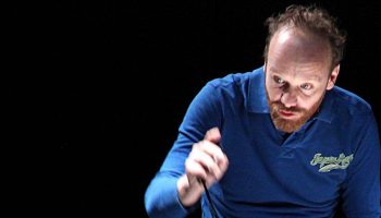 Élémentaire de Sébastien Bravard : un spectacle alerte, drôle et tendre mis en scène par Clément Poirée - Critique sortie Avignon / 2022 Avignon Avignon Off. Théâtre du Train Bleu