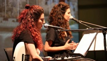 Le projet Shaeirat donne à entendre de nouvelles voix poétiques arabes. - Critique sortie Avignon / 2022 Avignon Festival d'Avignon. Gymnase du lycée Saint-Joseph