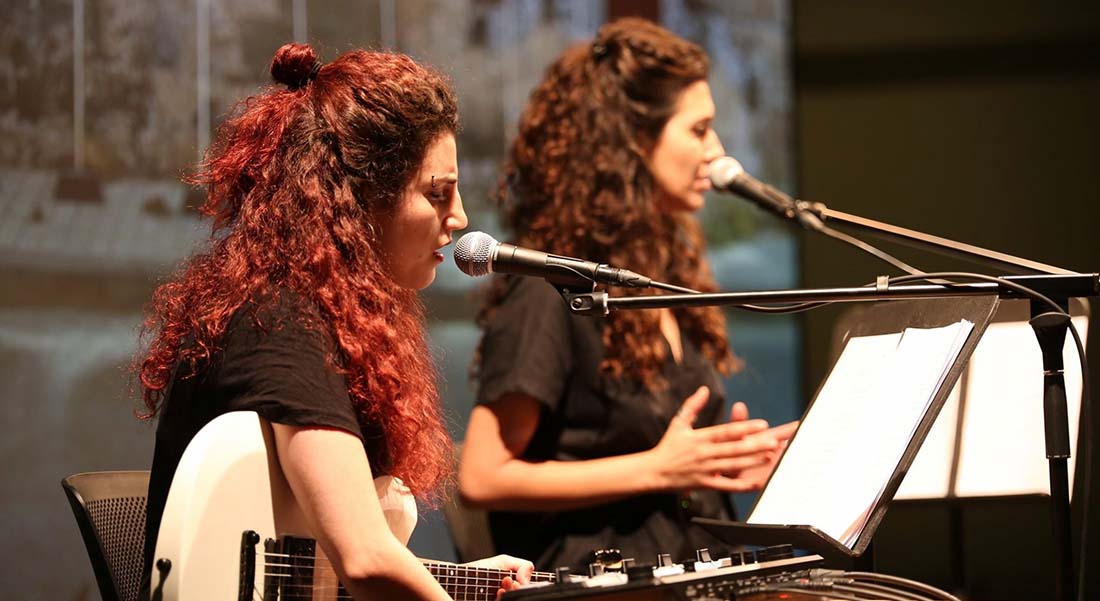 Le projet Shaeirat donne à entendre de nouvelles voix poétiques arabes. - Critique sortie Avignon / 2022 Avignon Festival d'Avignon. Gymnase du lycée Saint-Joseph