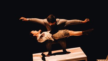DUO de Cheng-Hsueh Sun, portés acrobatiques et acro-danse tout en douceur et en beauté - Critique sortie Avignon / 2022 Avignon Condition des soies