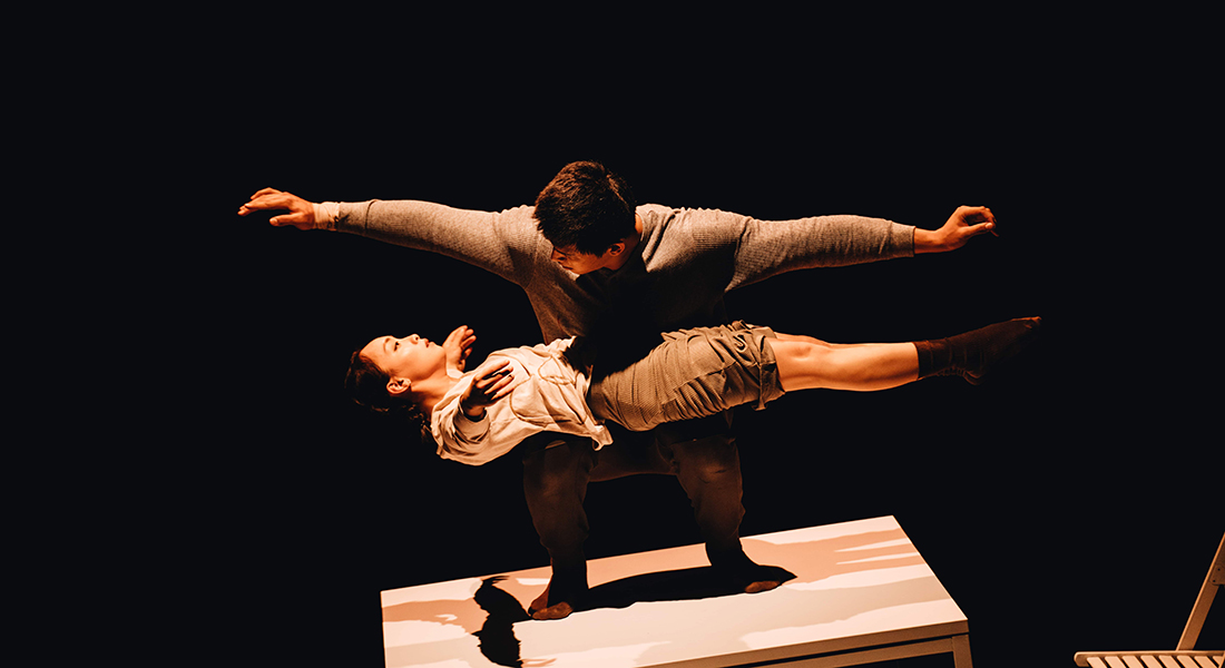DUO de Cheng-Hsueh Sun, portés acrobatiques et acro-danse tout en douceur et en beauté - Critique sortie Avignon / 2022 Avignon Condition des soies