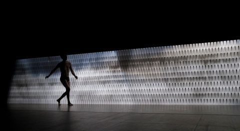 Dans Inops, Clément Dazin met en cirque l’impuissance contemporaine - Critique sortie Avignon / 2022 Avignon Avignon Off. Ile Piot