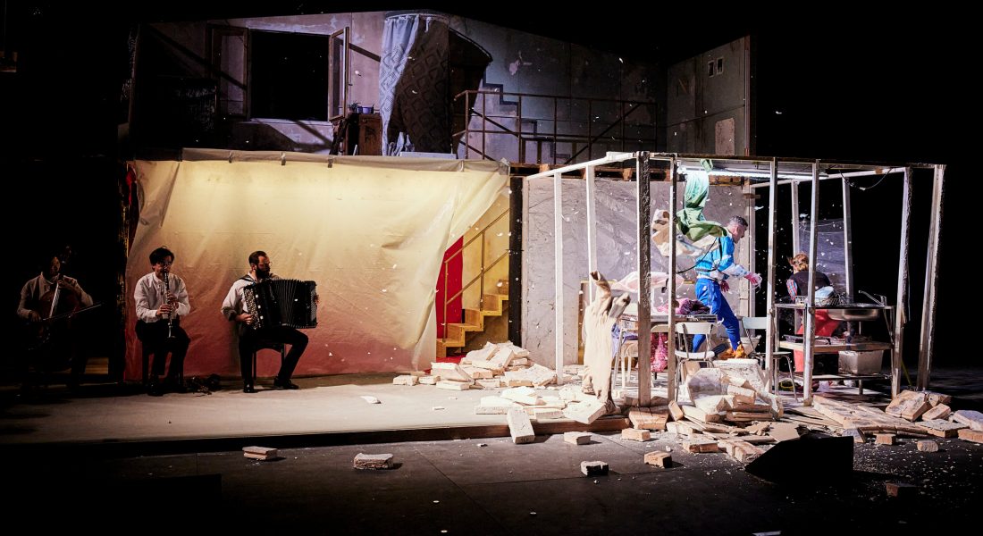 Sans tambour de Samuel Achache, une création en inventivité majeure  ! - Critique sortie Théâtre saint denis TGP Théâtre Gérard Philipe - CDN de Saint-Denis