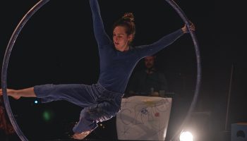 Coline Garcia met en scène TRAIT(S), un cirque jeune public où musique et peinture mettent de bonne humeur - Critique sortie Avignon / 2022 Avignon Avignon Off. L’Occitanie fait son cirque en Avignon à l’Île Piot