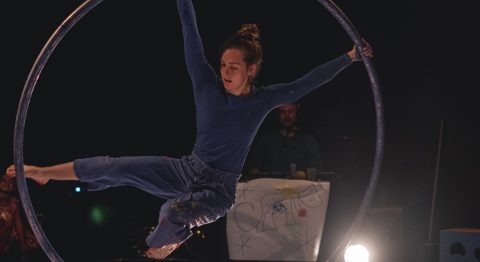 Coline Garcia met en scène TRAIT(S), un cirque jeune public où musique et peinture mettent de bonne humeur - Critique sortie Avignon / 2022 Avignon Avignon Off. L’Occitanie fait son cirque en Avignon à l’Île Piot