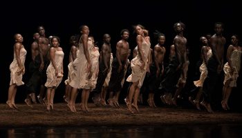 Rencontre avec Jo-Ann Endicott, qui a transmis Le Sacre de Pina Bausch à des interprètes africains. Une expérience intense. - Critique sortie Danse Paris