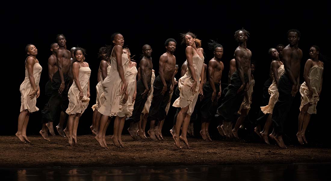 Rencontre avec Jo-Ann Endicott, qui a transmis Le Sacre de Pina Bausch à des interprètes africains. Une expérience intense. - Critique sortie Danse Paris