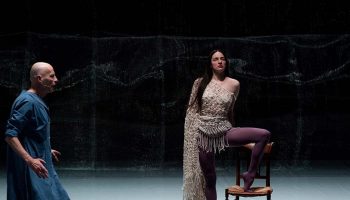 Thibaud Croisy investit le texte outrancier L’Homosexuel ou la difficulté de s’exprimer de Copi - Critique sortie Théâtre Paris Théâtre de la Cité Internationale