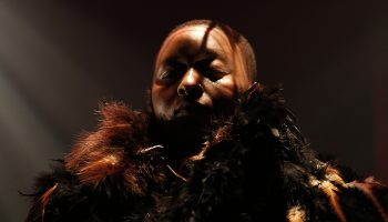 Comme l’oiseau et Entre chiens et loups, 2 mises en scènes acérées de Bérékia Yergeau - Critique sortie Théâtre Paris Lavoir Moderne Parisien