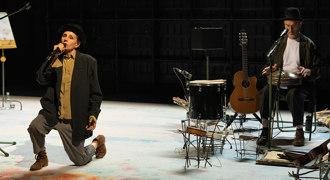 Anouk Grinberg et Nicolas Repac présentent Et pourquoi moi je dois parler comme toi : un bijou de vérité poétique, dans la mise en scène  d’Alain Françon - Critique sortie Théâtre Paris la colline