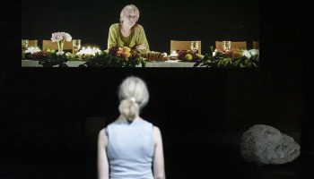 Milo Rau présente Everywoman - Critique sortie Théâtre Paris Théâtre de la Ville