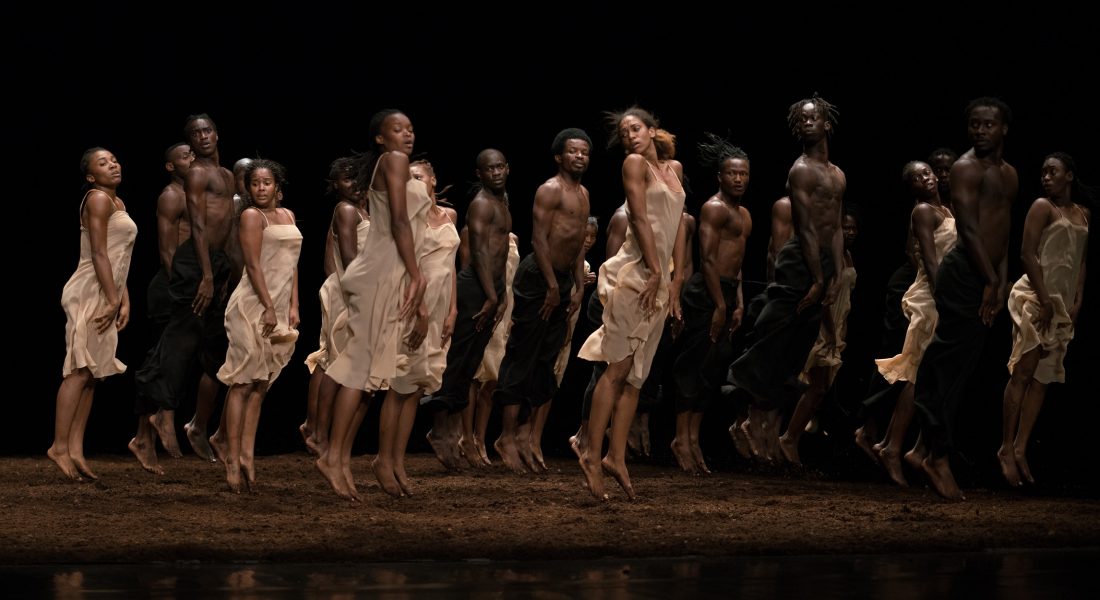 Common ground[s] / Le Sacre du printemps : une rencontre au sommet entre l’Afrique et l’univers de Pina Bausch - Critique sortie Danse Paris Espace Chapiteaux de La Villette