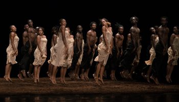 Common ground[s] / Le Sacre du printemps : une rencontre au sommet entre l’Afrique et l’univers de Pina Bausch - Critique sortie Danse Paris Espace Chapiteaux de La Villette