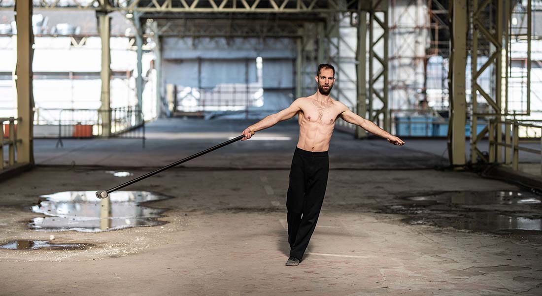 Avec VanThorhout, le chorégraphe et performeur Alexander Vantournhout s’empare seul en scène de la figure du Dieu Thor. - Critique sortie Cirque Paris Le CENTQUATRE-PARIS