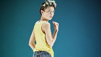 Sylvain Maurice crée Arcadie d’après le roman d’Emmanuelle Bayamack-Tam avec Constance Larrieu : une partition drôle et décapante - Critique sortie Théâtre Sartrouville Théâtre de Sartrouville et des Yvelines - CDN