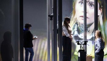 Amir Reza Koohestani présente « En Transit » une partition qui relie réfugiés d’hier et d’aujourd’hui - Critique sortie Théâtre Paris Odéon-Théâtre de l’Europe