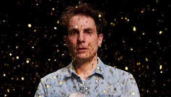 La Métamorphose des cigognes, un spectacle léger et drôle porté par l’excellent Marc Arnaud - Critique sortie Théâtre Paris La Pépinière Théâtre