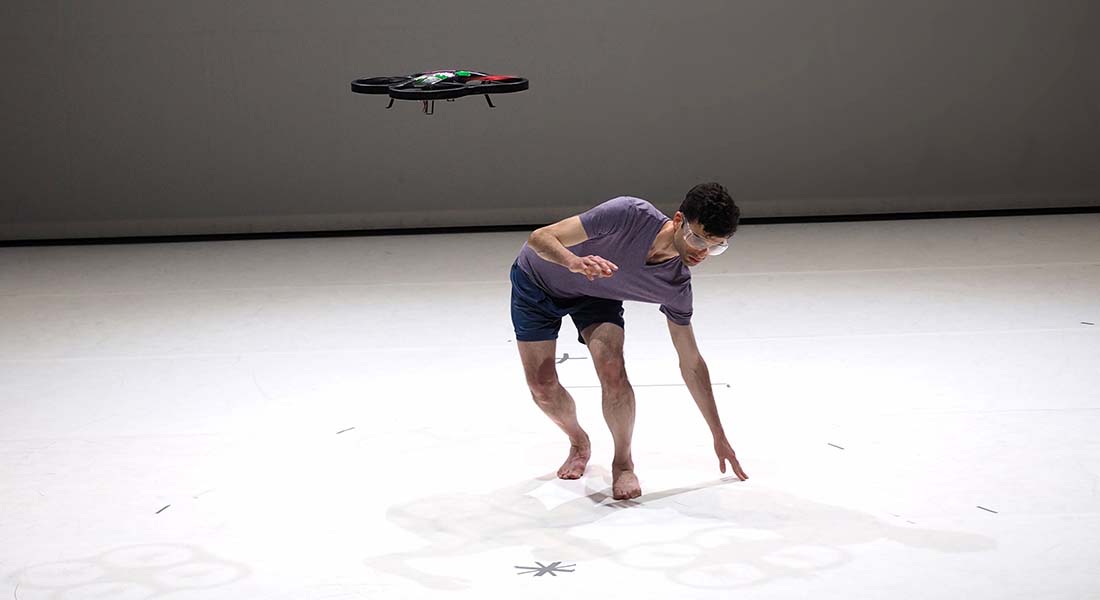 Les drones rencontrent la danse dans Phoenix par  Eric Minh Cuong Castaing - Critique sortie  Courtrai