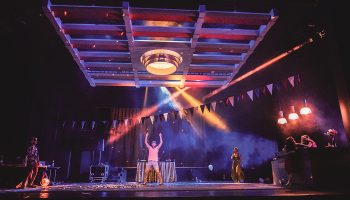 Baptiste Amann crée Salle des fêtes et met à nu la collision entre le rêve et la réalité - Critique sortie Théâtre poitiers Le Méta - CDN de Poitiers Nouvelle-Aquitaine