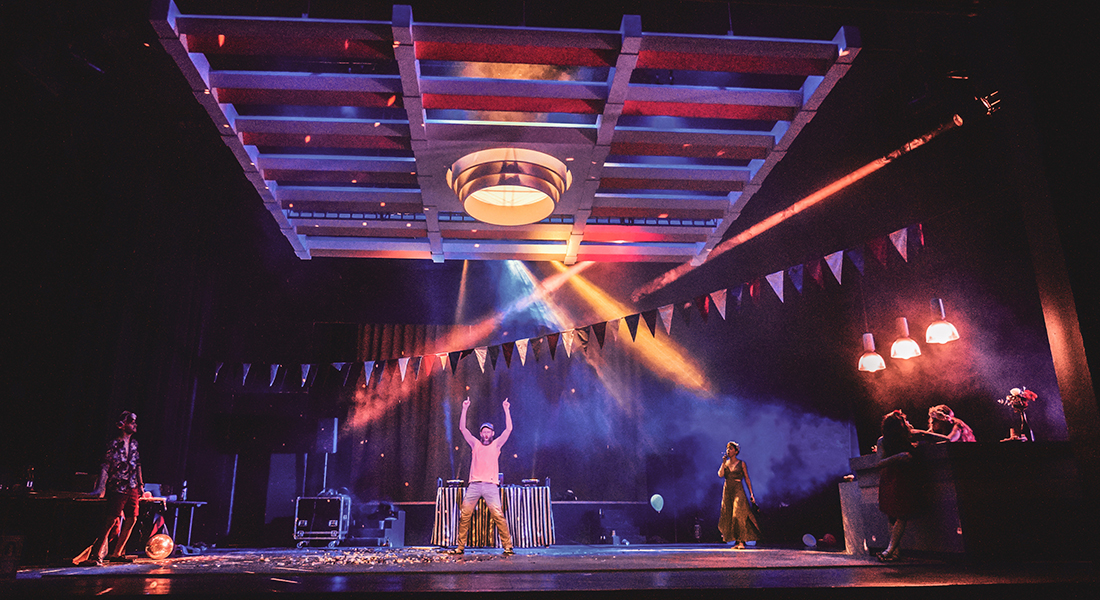 Baptiste Amann crée Salle des fêtes et met à nu la collision entre le rêve et la réalité - Critique sortie Théâtre poitiers Le Méta - CDN de Poitiers Nouvelle-Aquitaine