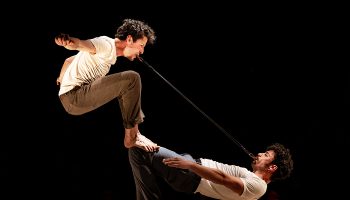 Les frères Bruyninckx proposent BIT BY BIT, une relation originale, troublante et drôle - Critique sortie Cirque Elbeuf Cirque-Théâtre d'Elbeuf