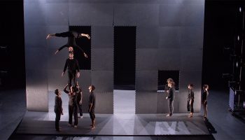 Wilmer Marquez  crée Barrières, entre acrobaties et frontières - Critique sortie Cirque Elbeuf Cirque-Théâtre d'Elbeuf