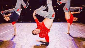 Flying Bach confronte breakdance et musique classique sur un même plateau - Critique sortie Danse Paris Folies Bergère
