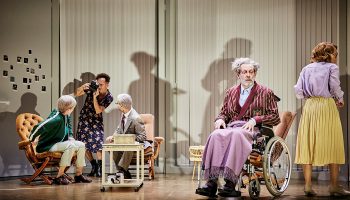 Phia Ménard donne un coup de jeune à l’opéra de chambre de Philip Glass - Critique sortie Opéra Dunkerque Le Bateau Feu - Scène nationale Dunkerque