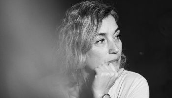 Anne Coutureau interprète des extraits de « L’Espèce humaine » (1947) de Robert Antelme - Critique sortie Théâtre Paris Théâtre de l'Epée de bois