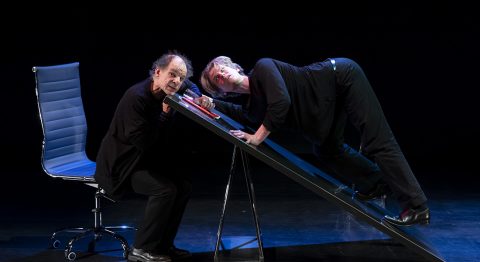 Maria Machado et Charlotte Escamez mettent en scène Je ne suis pas de moi d’après Roland Dubillard, un duo guidé par l’amour des mots - Critique sortie Théâtre Paris _Le Lucernaire