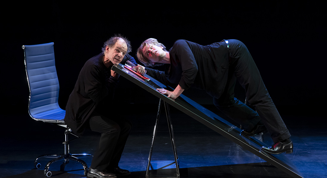 Maria Machado et Charlotte Escamez mettent en scène Je ne suis pas de moi d’après Roland Dubillard, un duo guidé par l’amour des mots - Critique sortie Théâtre Paris _Le Lucernaire