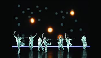 Lucinda Childs et Robert Wilson réinventent Relative Calm. Fascinant ! - Critique sortie Danse Paris La Villette