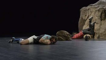Jonathan Capdevielle continue d’explorer son passé familial dans Saga. - Critique sortie Théâtre Gennevilliers T2G - Théâtre de Gennevilliers