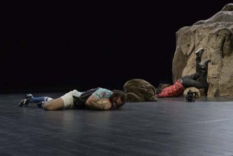 Jonathan Capdevielle continue d’explorer son passé familial dans Saga. - Critique sortie Théâtre Gennevilliers T2G - Théâtre de Gennevilliers