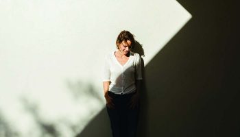 Sophie Alour tourne le regard et les oreilles vers l’ailleurs. - Critique sortie Jazz / Musiques