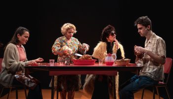 Jean-Charles Mouveaux met en scène « Moi aussi je suis Barbara » de Pierre Notte : un portrait de famille féroce, hilarant et finalement…  émouvant - Critique sortie Théâtre Paris Studio Hébertot